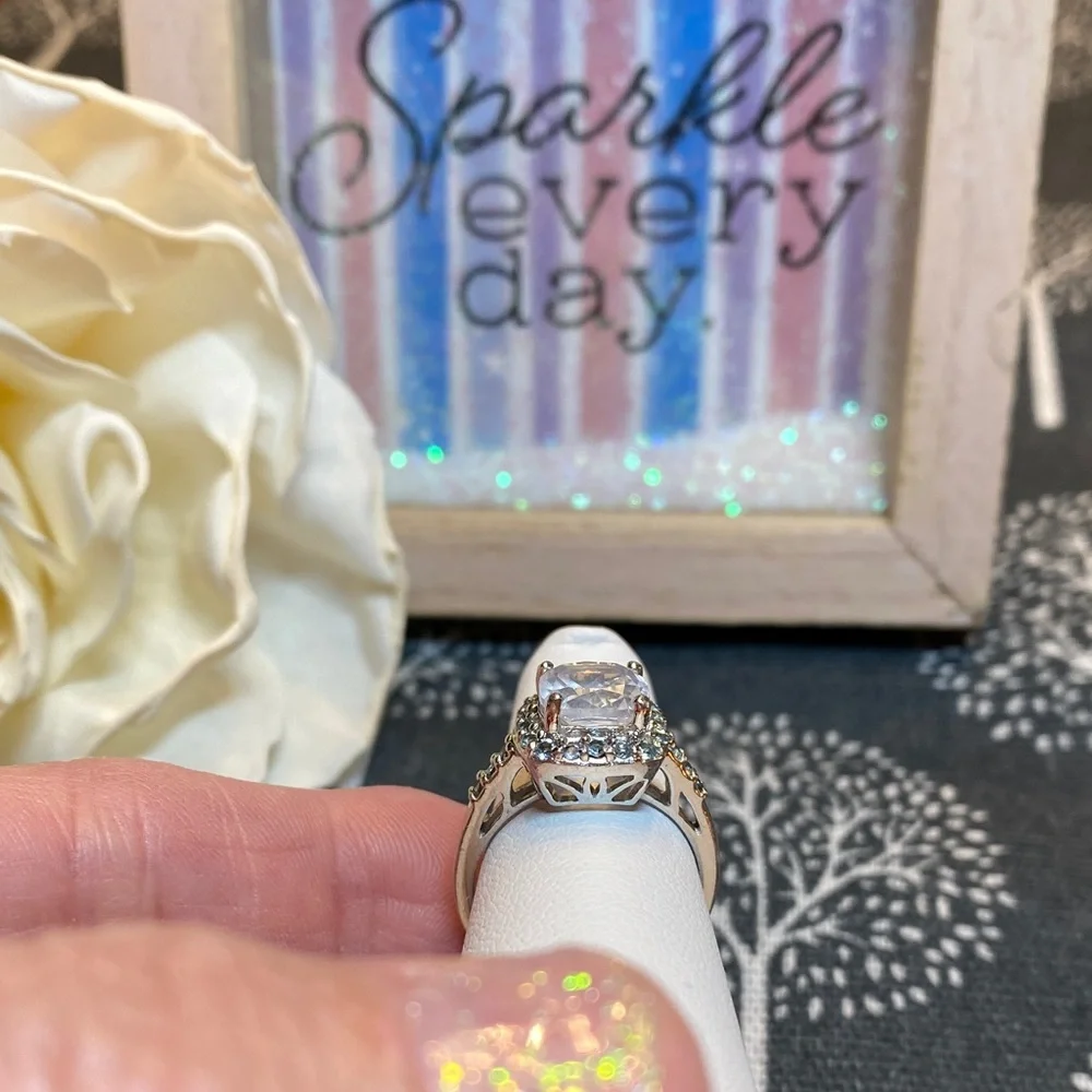 Elegant Silver Ring with Clear Gemstone - Picture 4 of 7